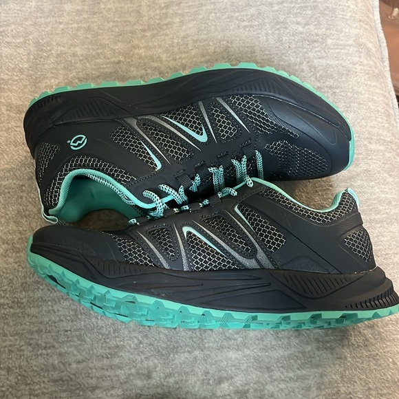 Women’s Size 8 Magellan Hiking Shoes - Picture 2 of 3